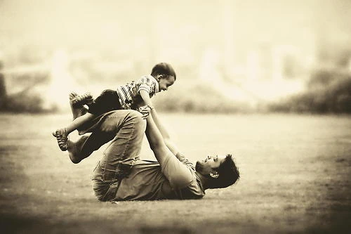 Dù mối quan hệ của người lớn có không như xưa thì tình yêu ba dành cho con không gì thay đổi - Ảnh minh họa